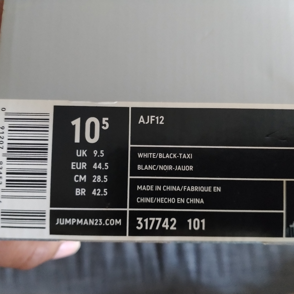 Jordan Size 10.5 White and Gold - Picture 4 of 4